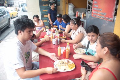 Los ciudadanos acudieron por un encebollado luego de sufragar.