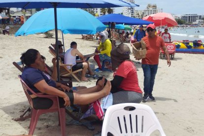 En este domingo de elecciones, los turistas se dieron tiempo para ir a la playa.