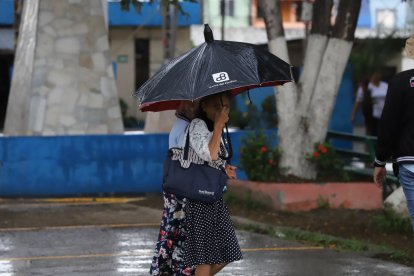 La lluvia complicó el cierre del día de elecciones en Guayaquil.