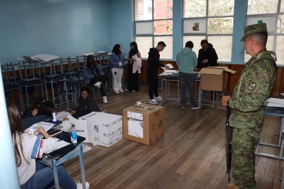 Miembros de Mesa Electoral cuentan los votos de las elecciones de Ecuador 2025.