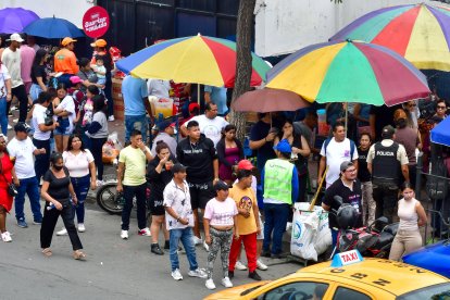 Así fue el movimiento comercial en las afueras de uno de los recintos electorales de Guayaquil.