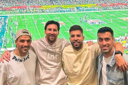 Luis Súarez, Lionel Messi, Jordi Alba y Sergio Busquets en el Super Bowl.