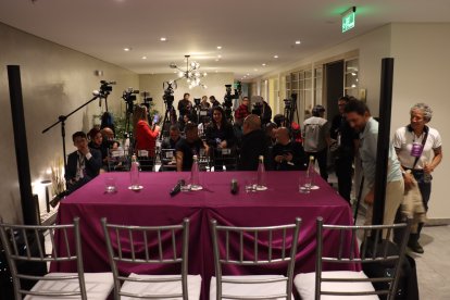 En esta sala estaban dispuestos decenas de periodistas que estaban esperando la declaración de Daniel Noboa que nunca llegó.