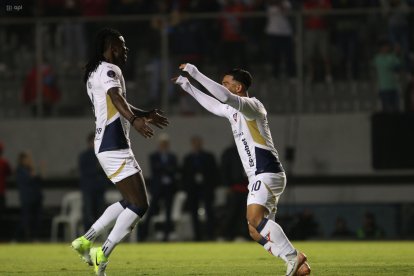 Ricardo Adé (i) y su festejo con Alexander Alvarado tras ganar la Supercopa.
