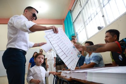 El presidente Daniel Noboa votó en Olón.
