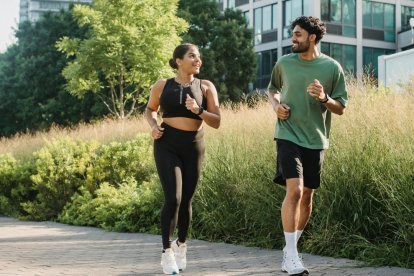 El ejercicio en pareja es un impulso para el bienestar emocional y la complicidad.