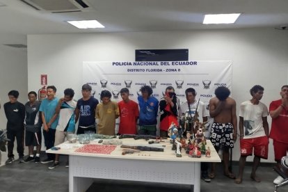 Entre las evidencias hay armas y estatuillas de la santa muerte.