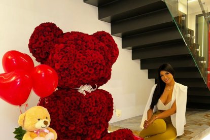 La panelista de Los Hackers recibió ese oso creado con 1500 rosas, cuando cumplió dos meses de relación amorosa.