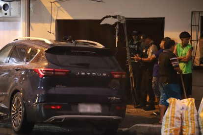 El carro que se impactó contra el domicilio luego fue retirado por una grúa. En el sitio, agentes policiales recabaron más datos del hecho.