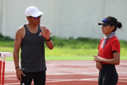 Paula Torres (d) ahora entrena bajo la guía de Andrés Chocho (i).