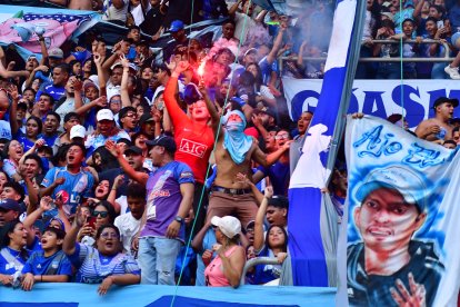 Los hinchas de Emelec poniendo la euforia y el color en las gradas del Capwell.