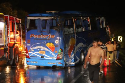 Un bus de pasajeros se vio involucrado en accidente de tránsito.
