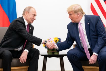 Vladimir Putin y Donald Trump en una reunión en 2019