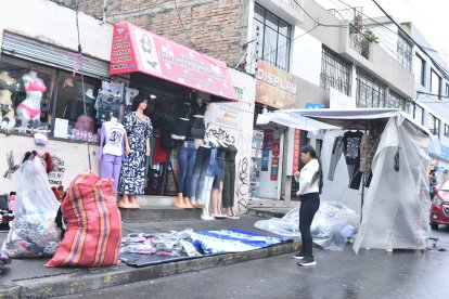 Almacenes improvisados son instalados en la avenida de La Prensa, norte de Quito
