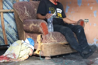 La Policía logró rescatar al hombre secuestrado. Presentaba varios cortes en su rostro.