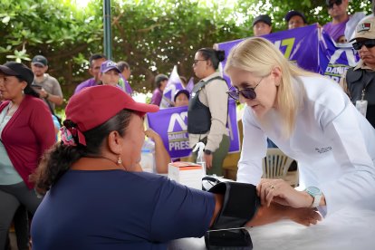 Annabella Azín durante la campaña electoral de su hijo Daniel Noboa, en 2023.