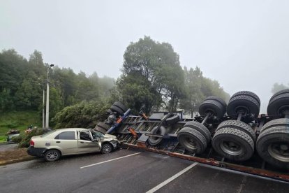 En el sector El Troje, sur de Quito, un tráiler se viró en la avenida Simón Bolívar.