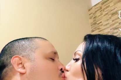 La pareja vive su romance con intensidad.