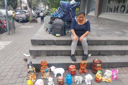 Adriana Minda vende alcancías en la avenida Amazonas, norte de la ciudad.