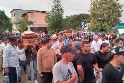 Pedido de justicia en sepelio de madre e hija asesinadas en Lomas de Sargentillo.