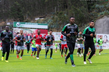 La plantilla del Mushuc Runa se entrena en una práctica matutina.