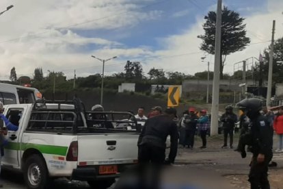 Las víctimas se movilizaban en esta camioneta en la entrada a Bellavista, en Ibarra.