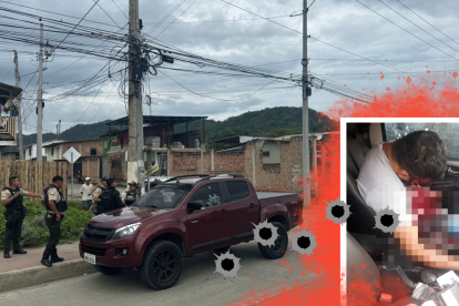 El parabrisas del lado del conductor tenía perforaciones por los proyectiles.