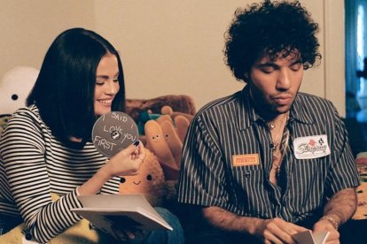 Selena Gómez y Benny Blanco anuncian su álbum mediante una publicación en redes sociales.