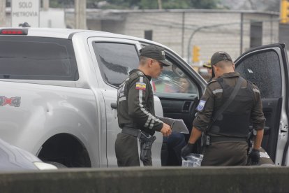 La camioneta en la que iba el uniformado quedó con varios orificios de proyectiles.