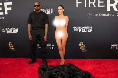 Bianca Censori y Kanye West en la alfombra roja de los Grammy 2024