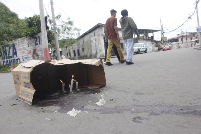 En la ciudadela Maldonado se colocaron velas para rezar por los dos hombres acribillados.