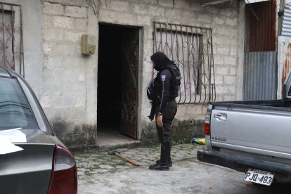 Los sicarios ingresaron a una vivienda, a punta de combo, para cometer el crimen.