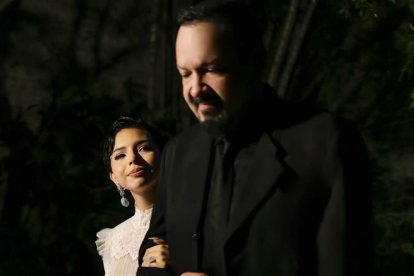 Ángela Aguilar junto a su padre, Pepe Aguilar.