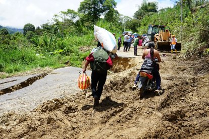 La vía Pactoloma - La Delicia es la más afectada. La mesa del asfalto se cayó.
