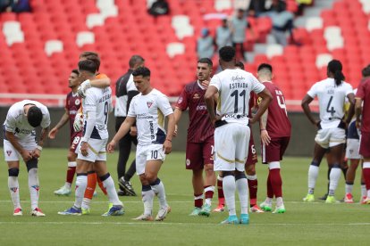 Jugadores de Liga de Quito reaccionan tras empatar 0-0 ante Vinotinto FC, por la fecha 1 de la LigaPro 2025.