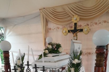 El velorio se realiza en la casa de la familia, en medio del dolor.