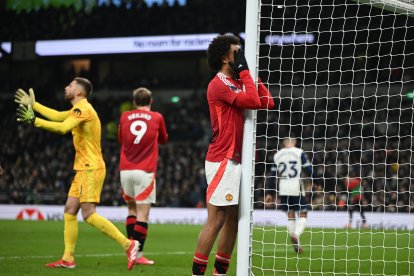 LONDON (United Kingdom), 16/02/2025.- Manchester United's Joshua Zirkzee reacts to a missed chance during the English Premier League soccer match between Tottenham Hotspur and Manchester United, in London, Britain, 16 February 2025. (Reino Unido, Londres) EFE/EPA/DANIEL HAMBURY EDITORIAL USE ONLY. No use with unauthorized audio, video, data, fixture lists, club/league logos, 'live' services or NFTs. Online in-match use limited to 120 images, no video emulation. No use in betting, games or single club/league/player publications.