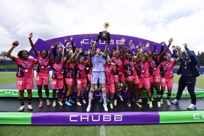 La plantilla completa de Dragonas festejó eufórica en el podio de monarcas dejando en claro que el título de campeonas de la Superliga Femenina 2024 será buscado nuevamente por ellas.