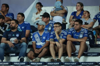 La hinchada de Emelec no entiende que mismo pasa con su equipo.