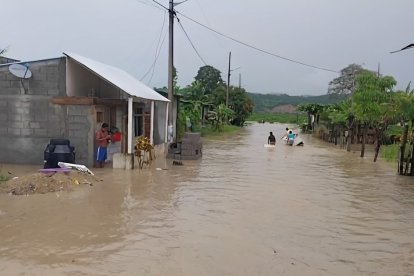 Varios sectores afectados en Atacames por desbordamiento de río.