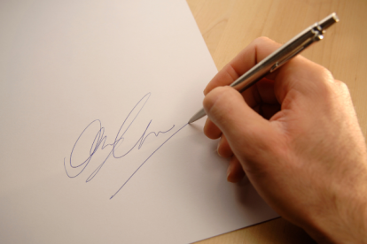 Conoce la razón por lo que algunas personas firman con su nombre completo.