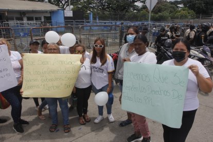 El plantón fuera de la penitenciaría fue protagonizado por familiares de los reos, quienes exigen mejorar las condiciones de los reclusos.