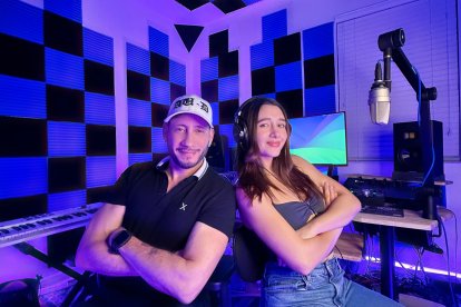 AU-D junto a la joven cantante Alenea, durante la producción de la canción.