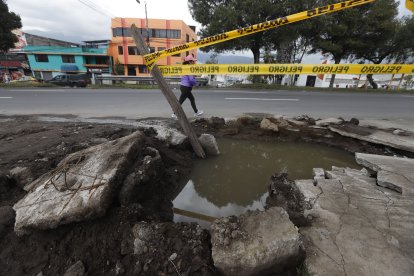 En una revisión ya se rompió la vereda, pero no hay reparación de la fuga.