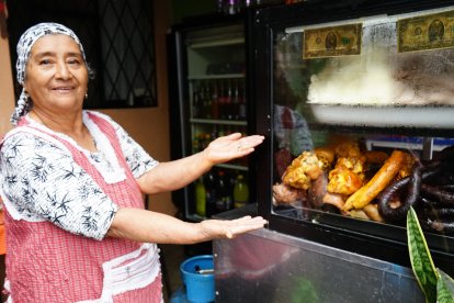 A partir de las 08:00 ya tiene listos los ingredientes para el caldo de manguera y encebollados.