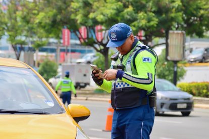 Agente de tránsito realiza un control en Guayaquil.