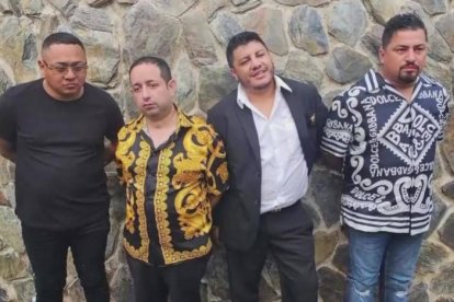 José Luis Cantuña (de traje oscuro) fue asesinado en una urbanización privada de Samborondón.