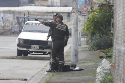 Balean al dueño de un local de venta de repuestos para motos en Los Vergeles.