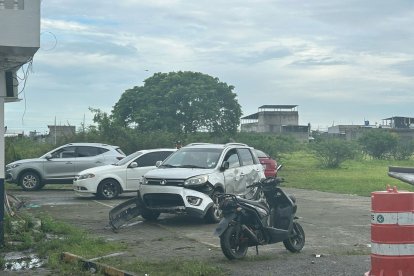 El vehículo se estrelló contra la estructura de la Comisión de Tránsito de Samborondón.