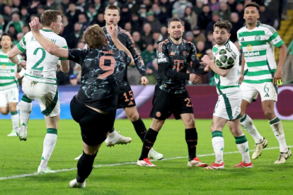 Bayern Múnich obtuvo la ventaja 2-1 ante Celtc en la ida de los Playoffs de la Champions League